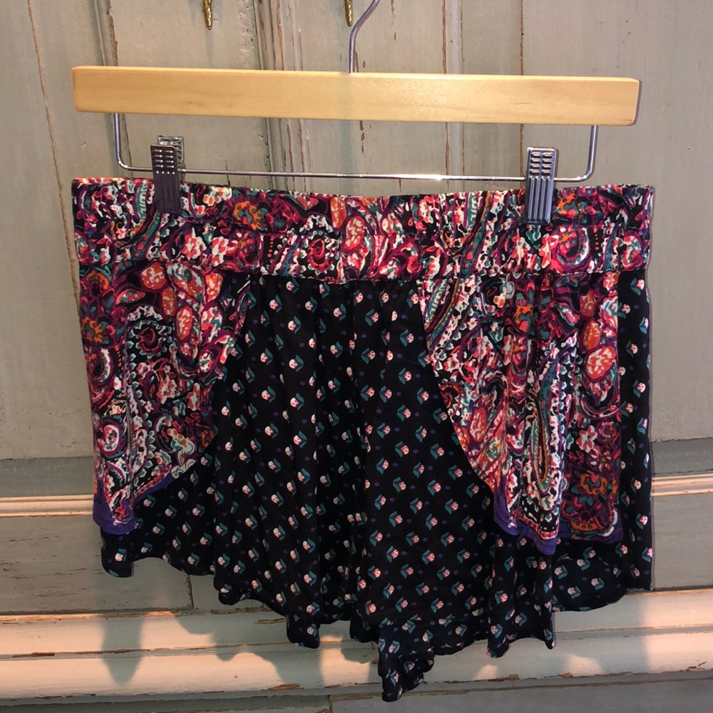 URBAN OUTFITTERS SHORTS